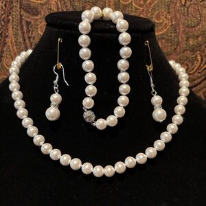 Christmas 🎄🎅🏻🎁 NEW White Akoya Shell Pearl Necklace, Bracelet & Earrings Set